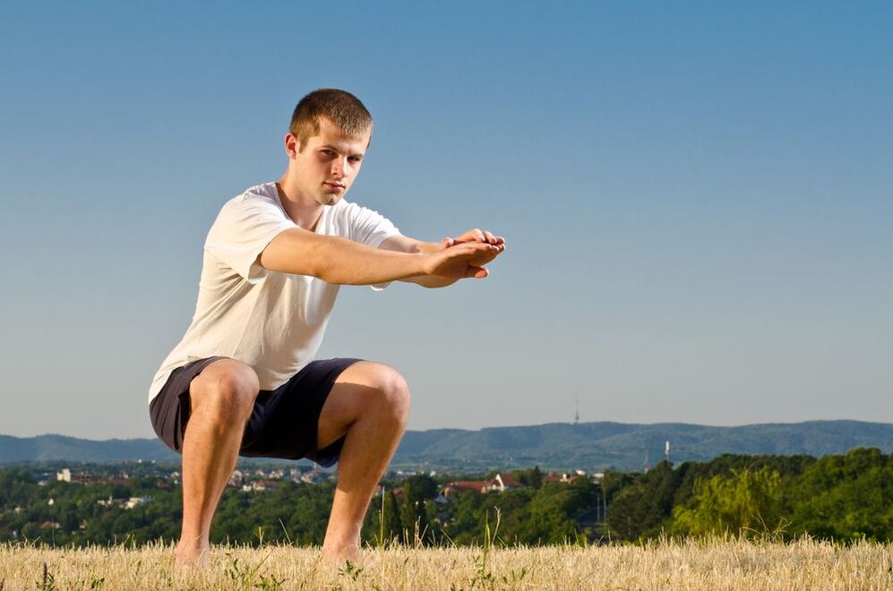 Die Stärkung der männlichen Kraft wird durch spezielle Körperübungen wie Kniebeugen erleichtert. 