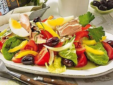 Ein ausgewogener Salat in der Ernährung eines gesunden Mannes